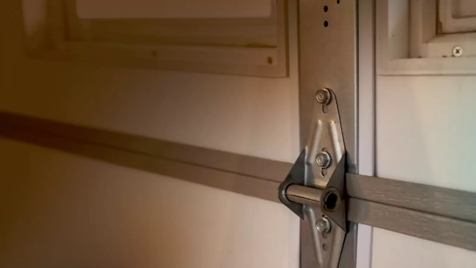 Garage hinges replacement background