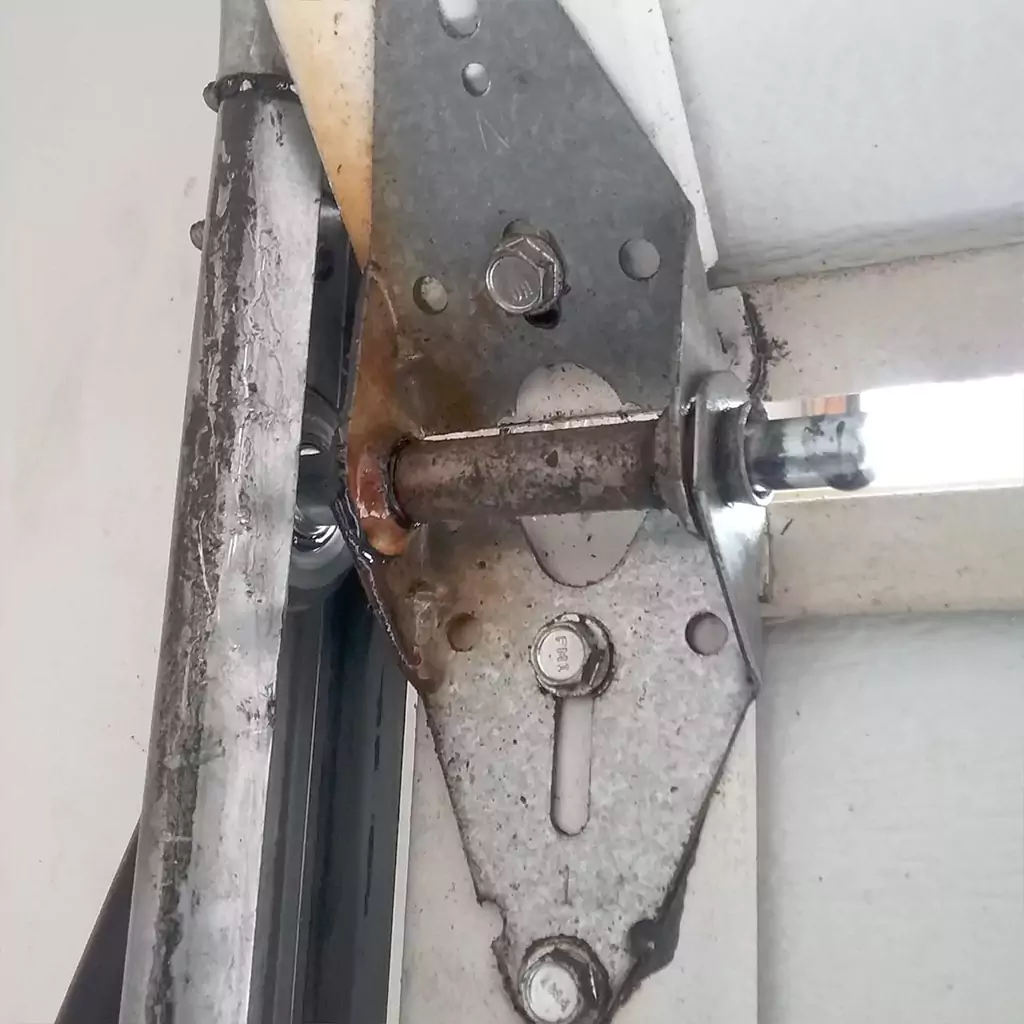 Garage doors hings repair