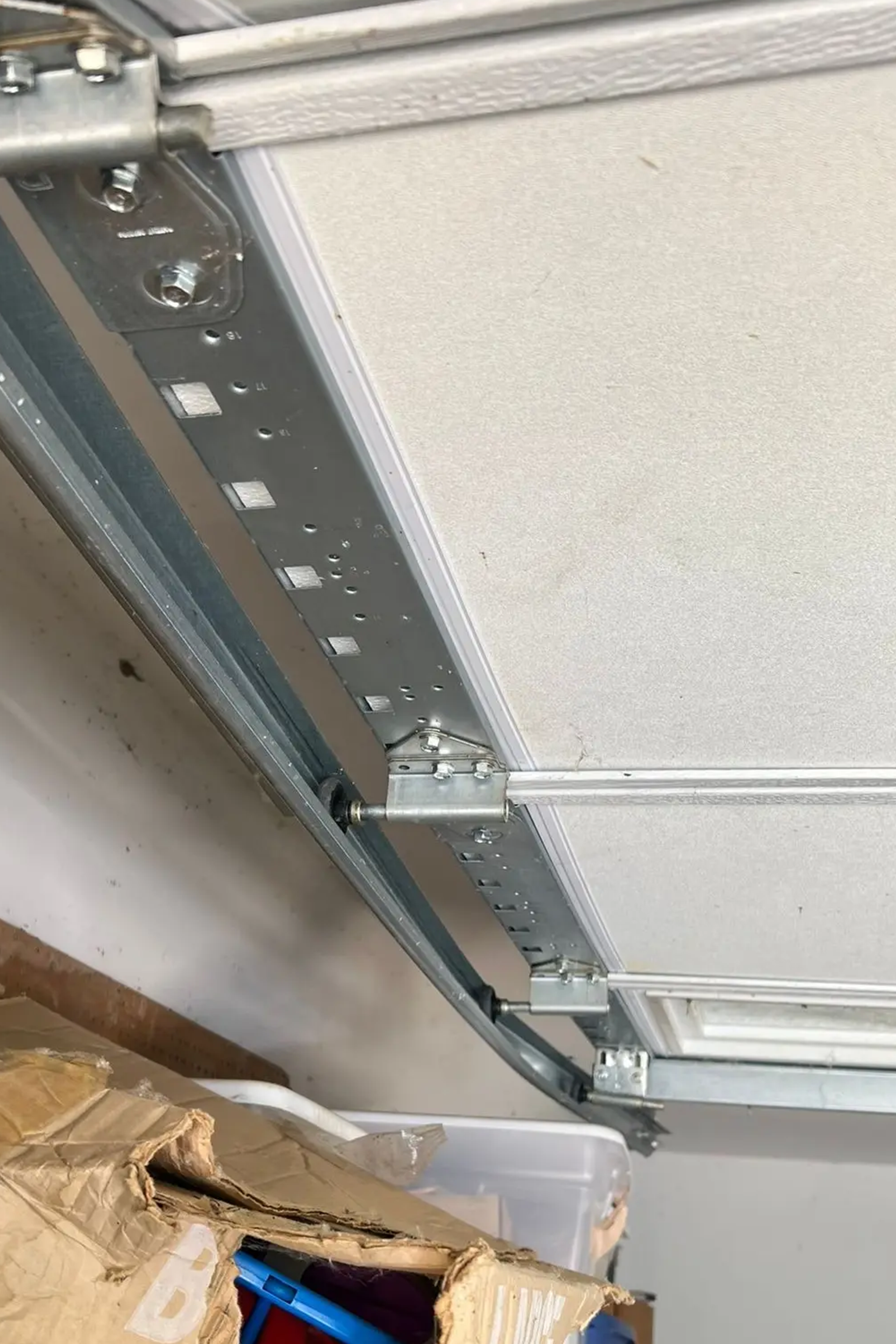 Garage door tracks repairs service